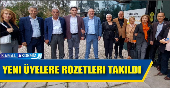 YENİ ÜYELERE ROZETLERİ TAKILDI